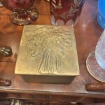 Μπρούτζινο κουτί της βερναρδάκη